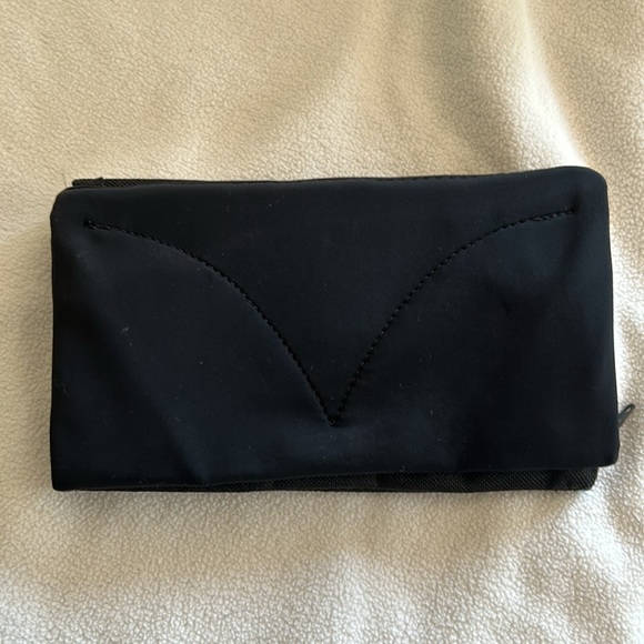 Buddy Pouch Has Magnets for Easy Access on Hips - Picture 4 of 4